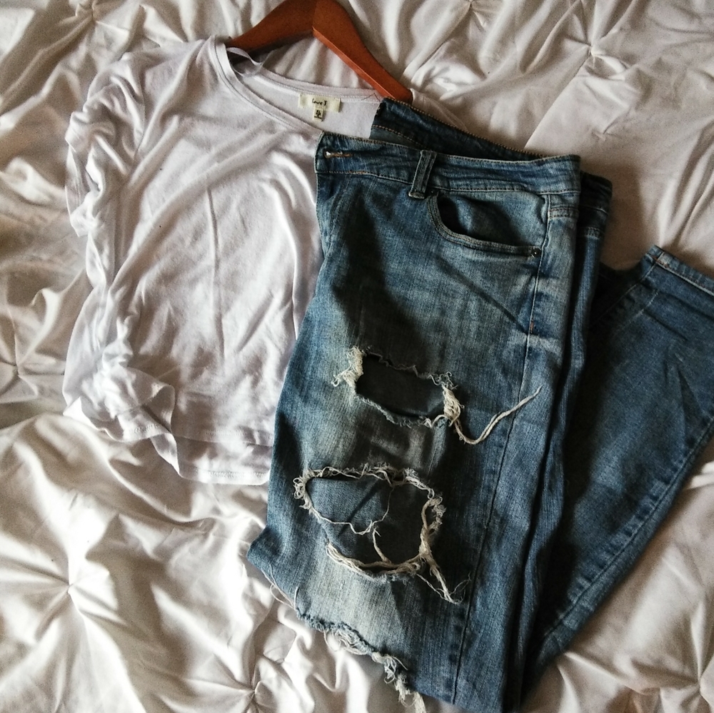 (18) Super Distressed Skinny Jeans